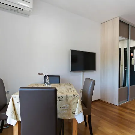 Modern In Drvenik With Balcony * 드레베니크