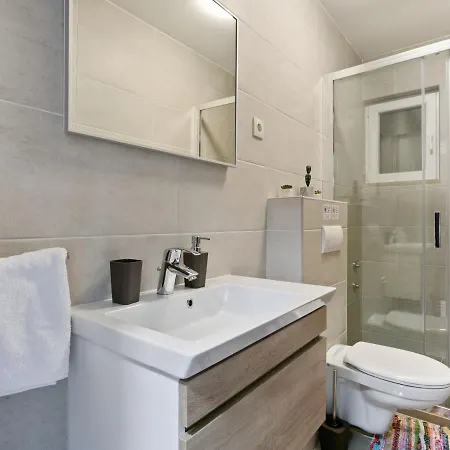 Modern In Drvenik With Balcony * 드레베니크